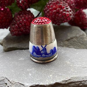 Vintage 'Delft' Fingerhut aus Silber und Glas.