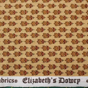 Könnte beinhalten: Nahaufnahme eines Stoffes mit einem sich wiederholenden Muster aus stilisierten braunen und roten floralen Elementen auf beigem Hintergrund. Der Stoff hat den Text "Elizabeth's Dowry" am unteren Rand.