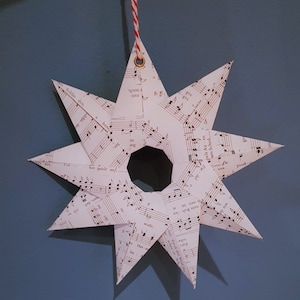 grote sterren van muziekpapier, met de hand gevouwen, negen punten, lus om op te hangen, Kerstmis