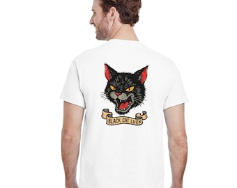 Könnte beinhalten: Weißes T-Shirt mit einem schwarzen Katzenkopf-Design, roten Ohren und gelben Augen. Die Katze knurrt, mit einem Banner darunter mit der Aufschrift "BLACK CAT LUCK". Die Grafik ist im Vintage-Tattoo-Stil gehalten.