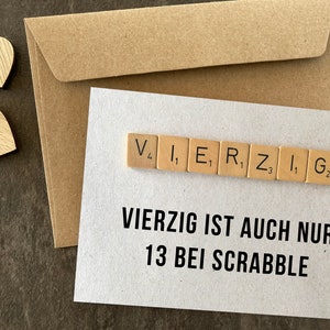 Peut inclure: Une carte blanche avec le mot "VIERZIG" orthographi&eacute; avec des lettres de Scrabble. Le texte ci-dessous indique "VIERZIG IST AUCH NUR 13 BEI SCRABBLE".