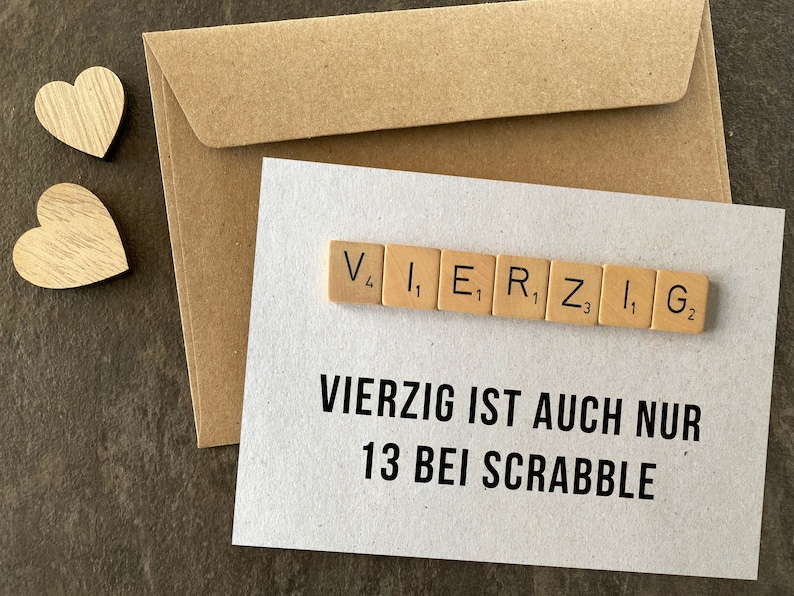 Peut inclure: Une carte blanche avec le mot "VIERZIG" orthographi&eacute; avec des lettres de Scrabble. Le texte ci-dessous indique "VIERZIG IST AUCH NUR 13 BEI SCRABBLE".