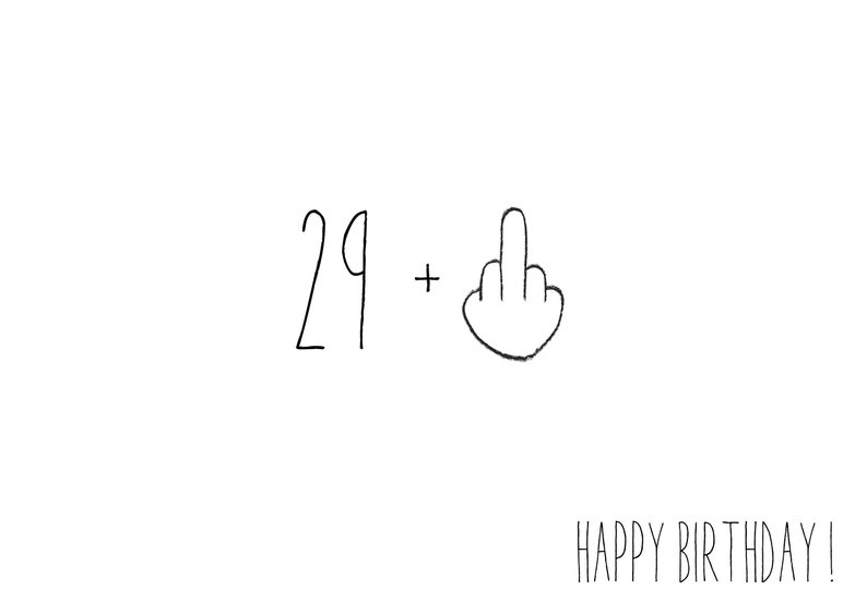 Op de afbeelding: Een handgeschreven verjaardagskaart met het nummer 29, een plusteken en een middelvinger-emoji. De tekst "HAPPY BIRTHDAY!" staat onder de afbeelding.