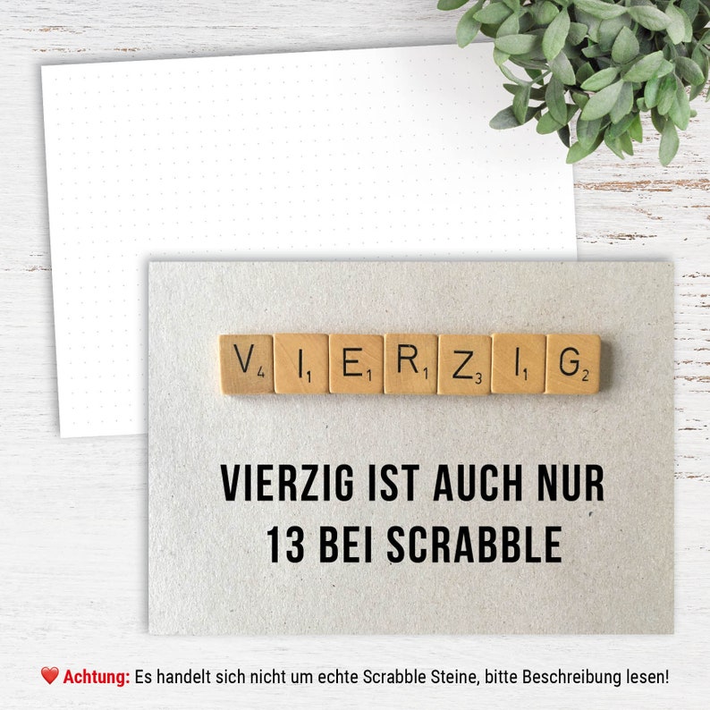 Peut inclure: Une carte avec le mot "VIERZIG" orthographi&eacute; &agrave; l'aide de tuiles de Scrabble. Le texte ci-dessous indique "VIERZIG IST AUCH NUR 13 BEI SCRABBLE". Un petit c&oelig;ur rouge avec le mot "Achtung" se trouve dans le coin inf&eacute;rieur gauche. Le texte sous le c&oelig;ur indique "Es handelt sich nicht um echte Scrabble Steine, bitte Beschreibung lesen!"