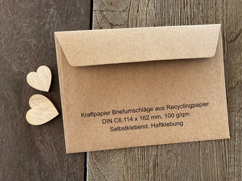 Op de afbeelding: Bruine papieren envelop met een zelfklevende sluiting. De envelop is gemaakt van gerecycled papier en is geschikt voor standaard brievenpost. De tekst op de envelop luidt: "Kraftpapier Briefumschl&auml;ge aus Recyclingpapier DIN C6, 114 x 162 mm, 100 g/qm Selbstklebend, Haftklebung"