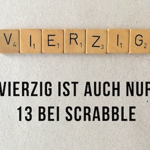 Peut inclure: Des tuiles de Scrabble orthographiant le mot allemand "VIERZIG" (quarante) avec le texte "VIERZIG IST AUCH NUR 13 BEI SCRABBLE" (Quarante ne vaut que 13 au Scrabble) en dessous.