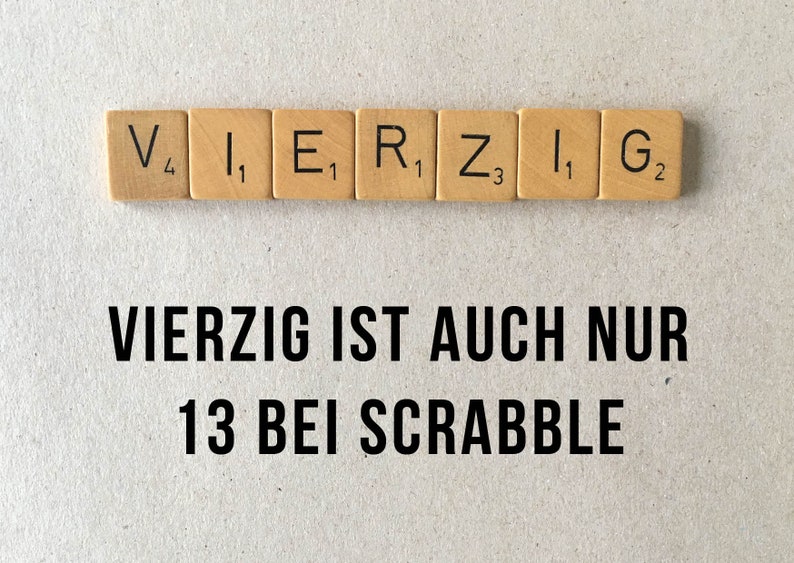 Peut inclure: Des tuiles de Scrabble orthographiant le mot allemand "VIERZIG" (quarante) avec le texte "VIERZIG IST AUCH NUR 13 BEI SCRABBLE" (Quarante ne vaut que 13 au Scrabble) en dessous.