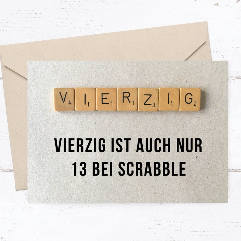 Peut inclure: Une carte avec le mot "VIERZIG" orthographi&eacute; avec des lettres de Scrabble. Le texte ci-dessous indique "VIERZIG IST AUCH NUR 13 BEI SCRABBLE".
