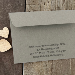 Op de afbeelding: Grijze kraftpapier enveloppen gemaakt van gerecycled papier. DIN C6, 114 x 162 mm, 120 g/m&sup2;. Zelfklevend, afsluitbaar.