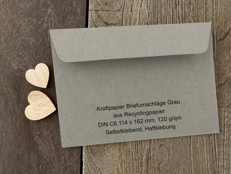 Op de afbeelding: Grijze kraftpapier enveloppen gemaakt van gerecycled papier. DIN C6, 114 x 162 mm, 120 g/m&sup2;. Zelfklevend, afsluitbaar.