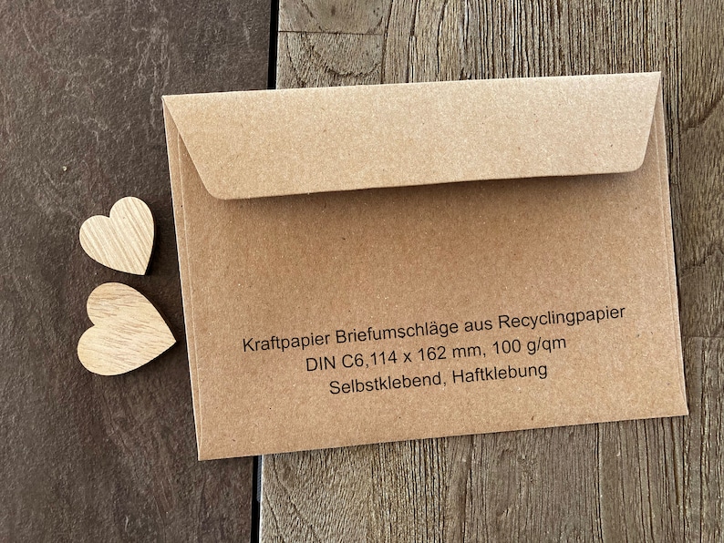 Peut inclure: Enveloppe en papier kraft avec fermeture autocollante. L'enveloppe est fabriqu&eacute;e &agrave; partir de papier recycl&eacute; et porte l'inscription "Kraftpapier Briefumschl&auml;ge aus Recyclingpapier DIN C6, 114 x 162 mm, 100 g/qm Selbstklebend, Haftklebung".