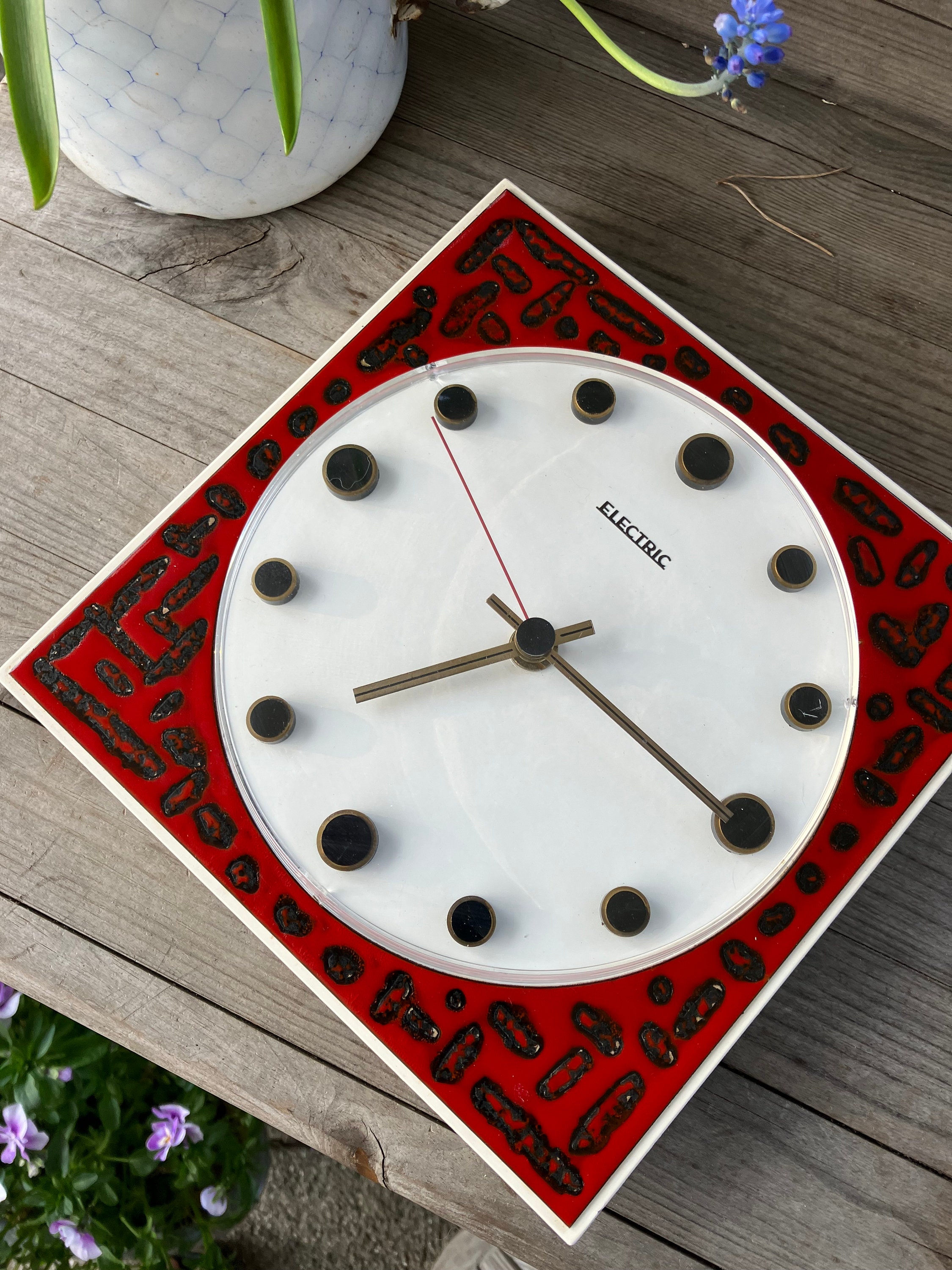 Reloj de cocina rojo sale