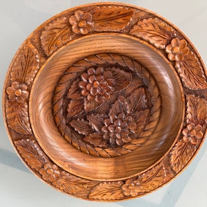 Vintage 70er Jahre Holz Platte, Handgeschnitzte Blumen, Holzteller, Rustikale, Wandteller, Vintage Geschenk, Volkskunst
