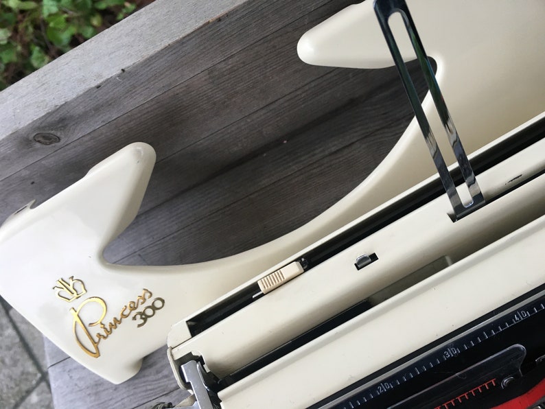 Vintage Schreibmaschine Princess 300 im braunen Koffer aus den 60er Jahren Bild 4