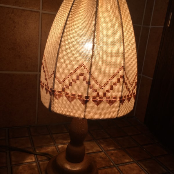 Lampada da tavolo vintage / anni '60 / '70 / lampada / base in legno / scivolo / lampada / paralume fatto a mano / Hadanger /