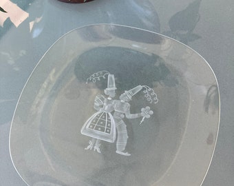 Filegrane glass bowl, plate, figures, costumes, engraving, etching, folk art