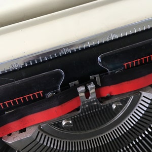 Vintage Schreibmaschine Princess 300 im braunen Koffer aus den 60er Jahren Bild 5