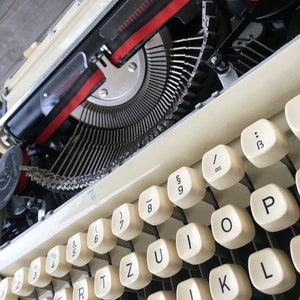 Vintage Schreibmaschine Princess 300 im braunen Koffer aus den 60er Jahren Bild 6