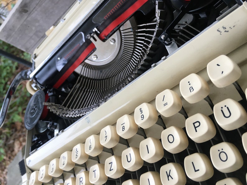 Vintage Schreibmaschine Princess 300 im braunen Koffer aus den 60er Jahren Bild 6