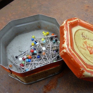 Tin can of Hirsch steel pins