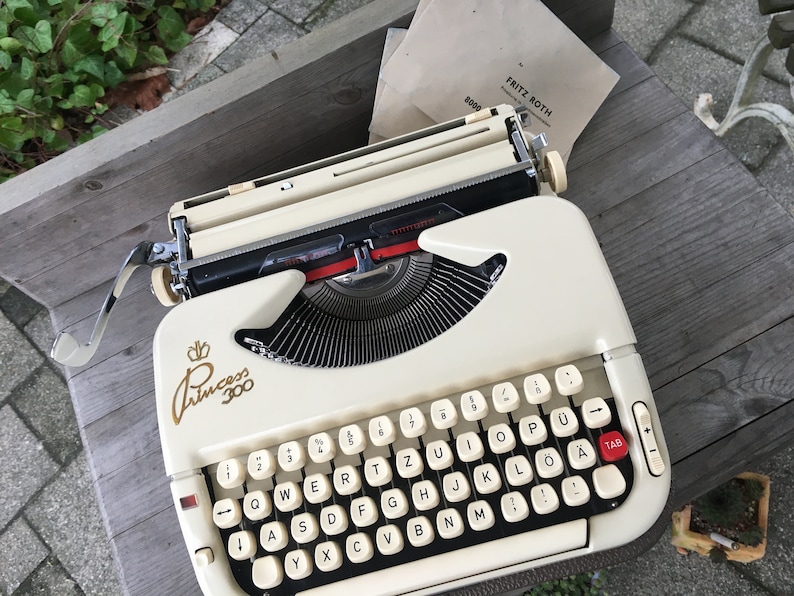Vintage Schreibmaschine Princess 300 im braunen Koffer aus den 60er Jahren Bild 1