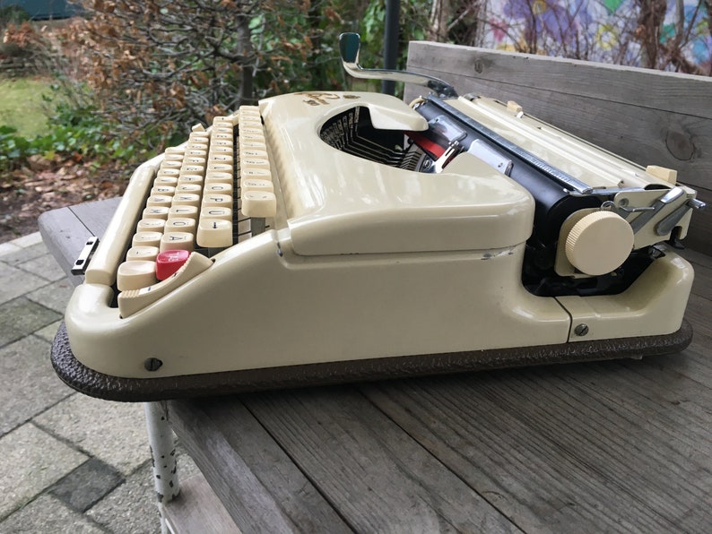 Vintage Schreibmaschine Princess 300 im braunen Koffer aus den 60er Jahren Bild 8