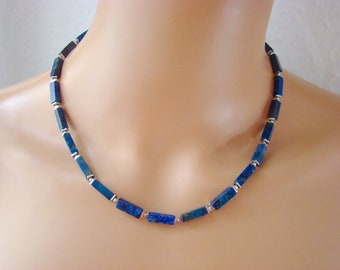 Zierliche Halskette mit Quadern aus Lapis Lazuli und versilbertem Hämatit
