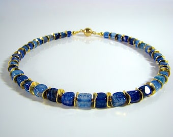 Halskette mit blauen Achatwürfeln - freeform, vergoldeten Scheiben und Magnetverschluss  aus  Edelstahl