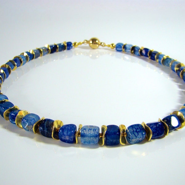 Halskette mit blauen Achatwürfeln - freeform, vergoldeten Scheiben und Magnetverschluss  aus  Edelstahl