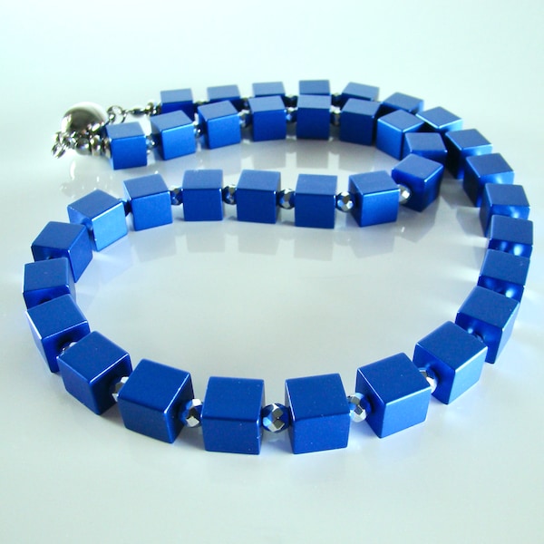 Halskette mit eloxierten Aluminiumwürfeln in Königsblau und Magnetverschluss  aus Edelstahl