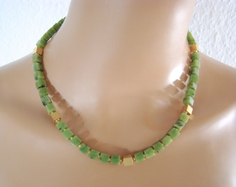 Halskette aus Jade- und vergoldeten Würfeln mit Magnetverschluss aus Edelstahl