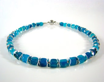 Halskette mit türkisblauen Achatwürfeln - freeform, versilberten Scheiben und Magnetverschluss  aus  Edelstahl