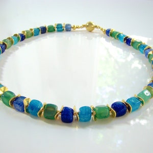 Halskette mit Achatwürfeln freeform in Blau, Grün und Türkis mit vergoldeten Elementen und Magnetverschluss Bild 4