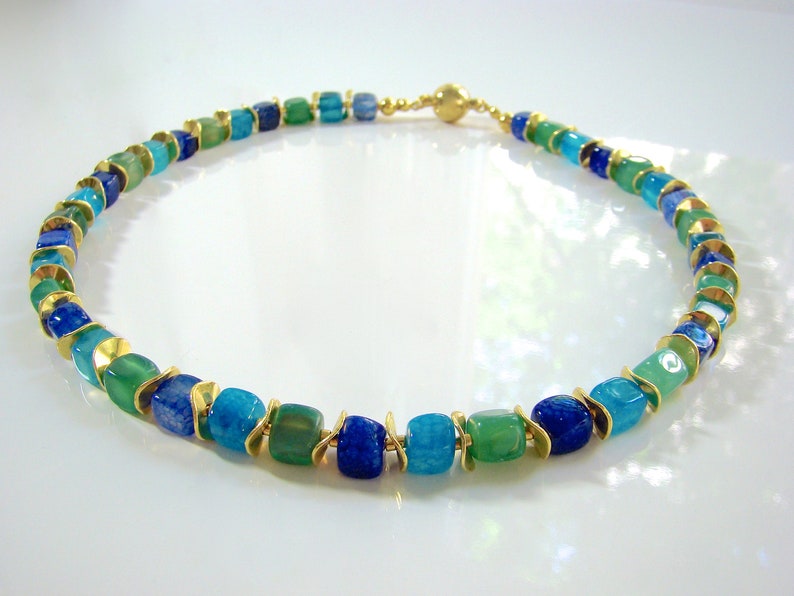 Halskette mit Achatwürfeln freeform in Blau, Grün und Türkis mit vergoldeten Elementen und Magnetverschluss Bild 4