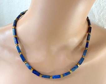 Zierliche Halskette mit Quadern aus Lapis Lazuli und vergoldetem Hämatit