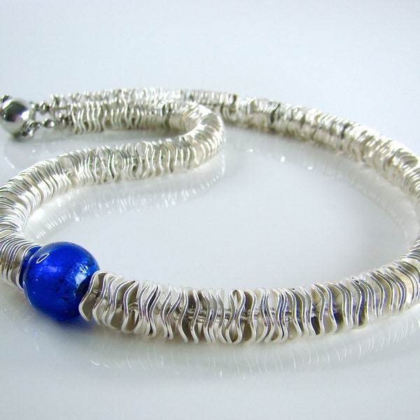 Halskette "Curvy Silver & Blue" mit versilberten Scheiben, blauer Murano Perle und Magnetverschluss aus Edelstahl