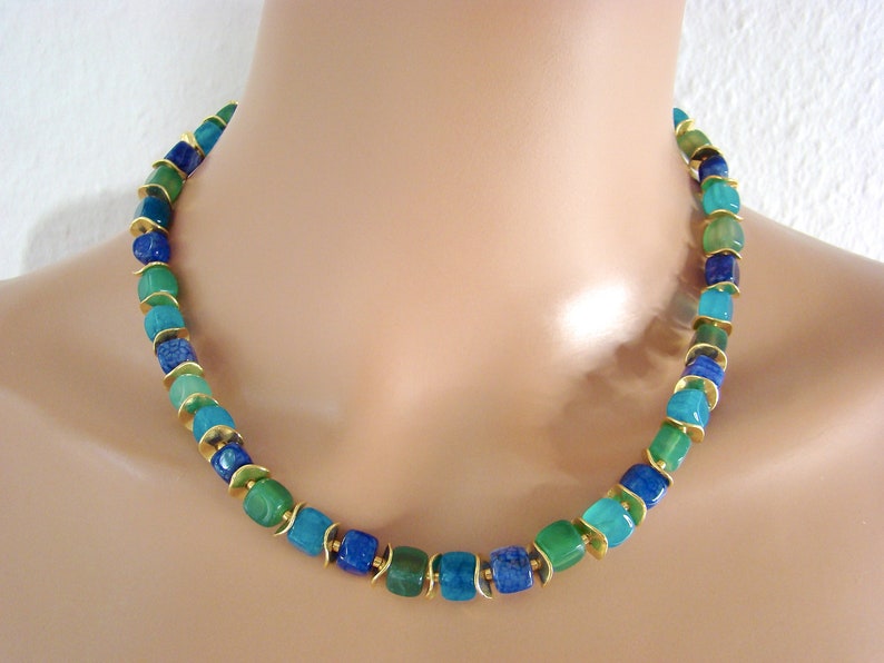 Halskette mit Achatwürfeln freeform in Blau, Grün und Türkis mit vergoldeten Elementen und Magnetverschluss Bild 1