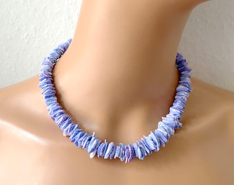Halskette aus Muschelscheiben freeform in hellem Fliederblau