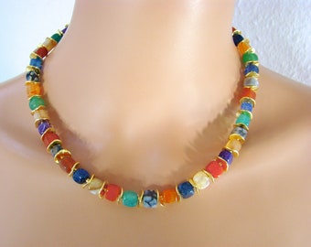 Necklace with small agate cubes in multicolor and magnetic closure made of stainless steel