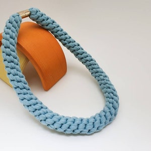Collier en textile bleu poudré noué avec fermoir aimanté, collier en textile recyclé, collier tendance léger, accessoire durable image 2
