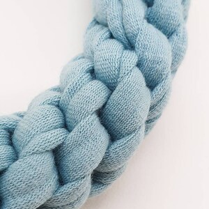 Collier en textile bleu poudré noué avec fermoir aimanté, collier en textile recyclé, collier tendance léger, accessoire durable image 4