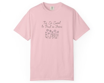 Camiseta con tipografía de fe y escritura floral "Confía en Jesús"