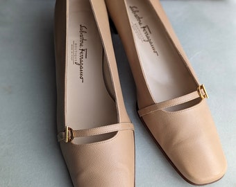 Ferragamo beige square toe pump, vintage leather pumps from the 90s, in size 9c, 39.5