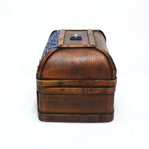 Caja de cesta de cofre del tesoro de costura grande estilo vintage reciclado 13x8.5x9, tela de diseñador azul con forro hecho a mano, 6 bolsillos, alfiletero, regalo imagen 9