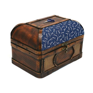 Caja de cesta de cofre del tesoro de costura grande estilo vintage reciclado 13x8.5x9, tela de diseñador azul con forro hecho a mano, 6 bolsillos, alfiletero, regalo imagen 2