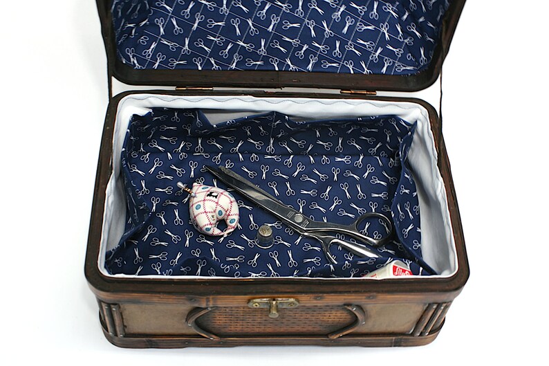 Caja de cesta de cofre del tesoro de costura grande estilo vintage reciclado 13x8.5x9, tela de diseñador azul con forro hecho a mano, 6 bolsillos, alfiletero, regalo imagen 4
