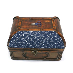 Caja de cesta de cofre del tesoro de costura grande estilo vintage reciclado 13x8.5x9, tela de diseñador azul con forro hecho a mano, 6 bolsillos, alfiletero, regalo imagen 5