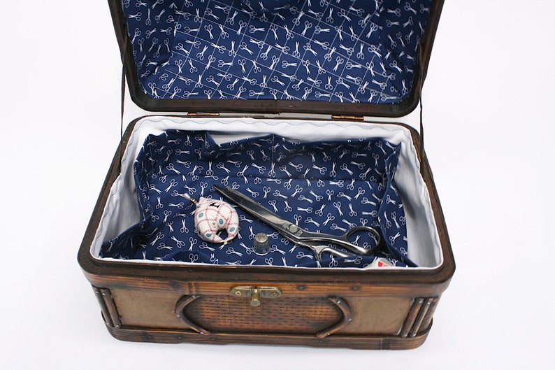 Caja de cesta de cofre del tesoro de costura grande estilo vintage reciclado 13x8.5x9, tela de diseñador azul con forro hecho a mano, 6 bolsillos, alfiletero, regalo imagen 7
