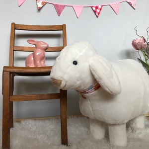 Das weisse Schaf Emma-weiss glatt-handgefertigt-Webpelz-Schafhocker-Hocker-Fußbank-Dekoschaf-Ostern Geschenkidee-von wieeseuchgefellt Bild 3