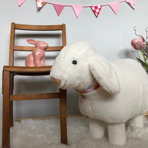 Das weisse Schaf Emma-weiss glatt-handgefertigt-Webpelz-Schafhocker-Hocker-Fußbank-Dekoschaf-Ostern Geschenkidee-von wieeseuchgefellt Bild 2